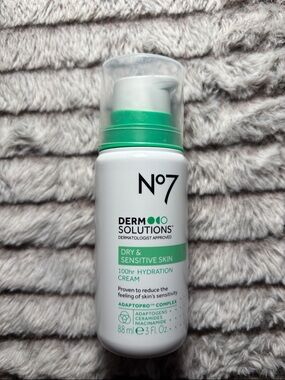 No7 Derm Solutions Hydration Cream for Dry & Sensitive Skin - White/Green